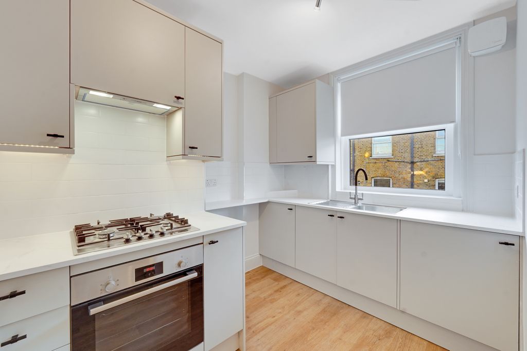 Property photo 3 of 10 3.Kitchen.Jpg