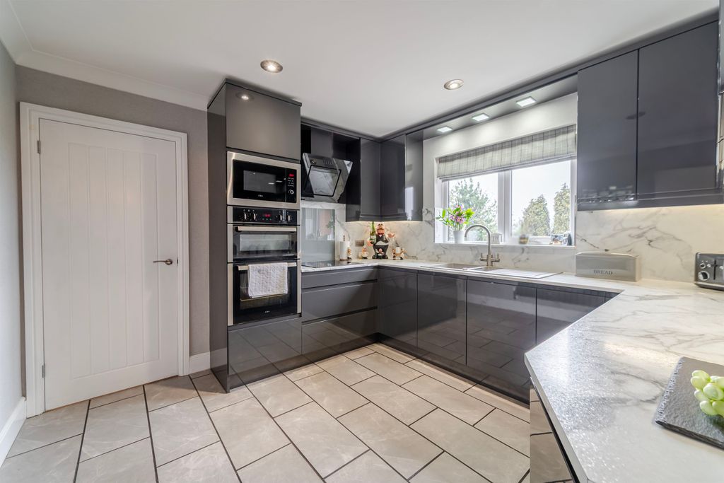 Property photo 3 of 30 Kitchen