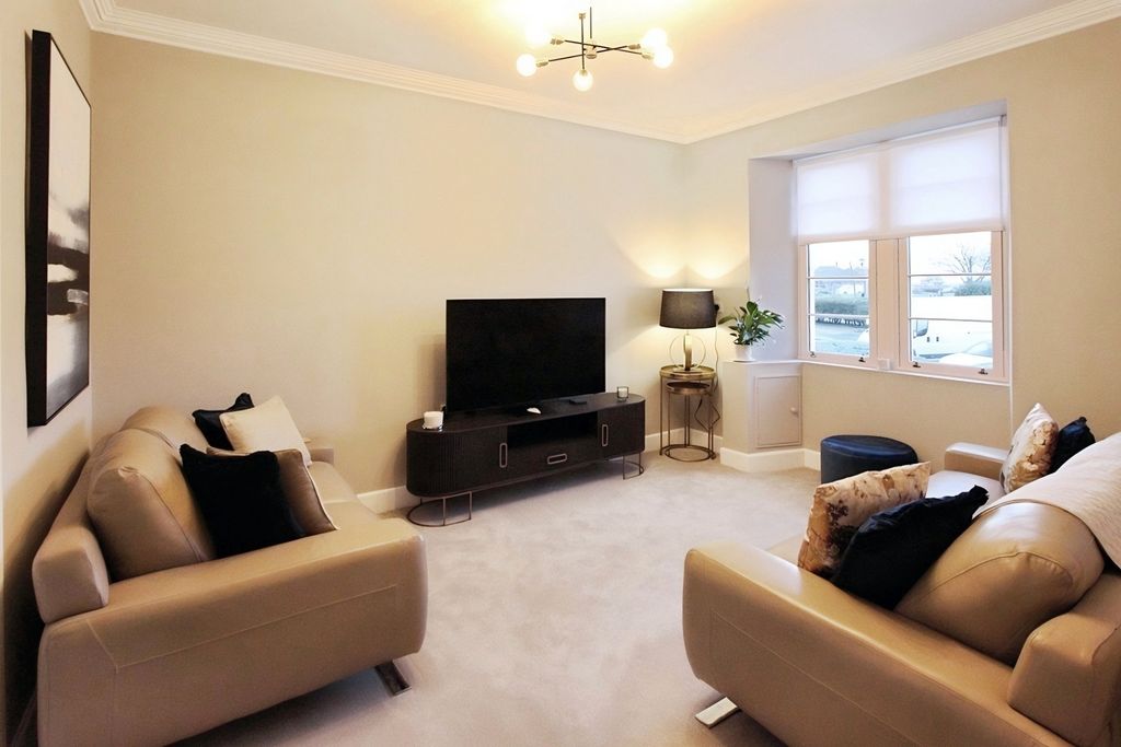 Property photo 1 of 18 Lounge