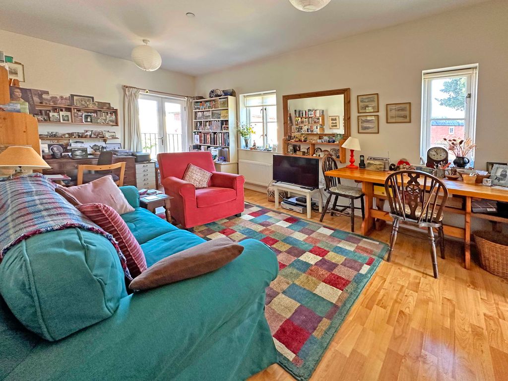 Property photo 2 of 8 3 Lr c