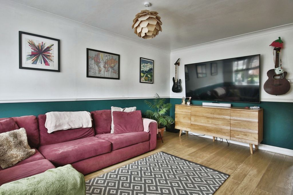 Property photo 2 of 17 4370103