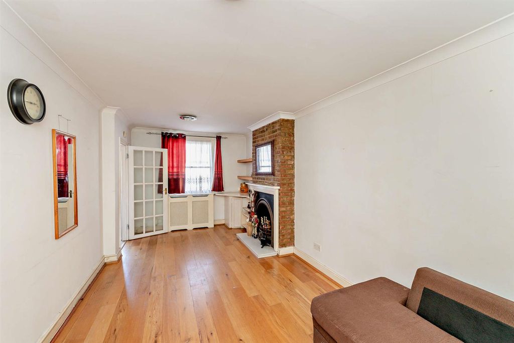 Property photo 2 of 11 8682962-Interior08-800.Jpg