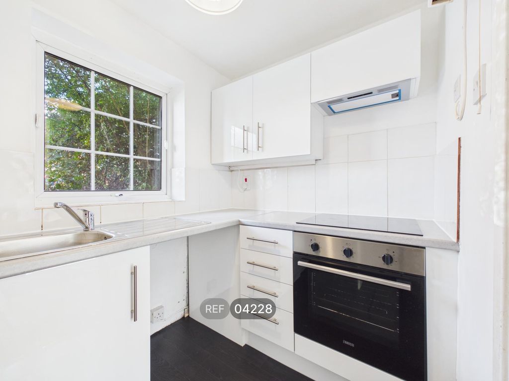 Property photo 2 of 9 Kitchen