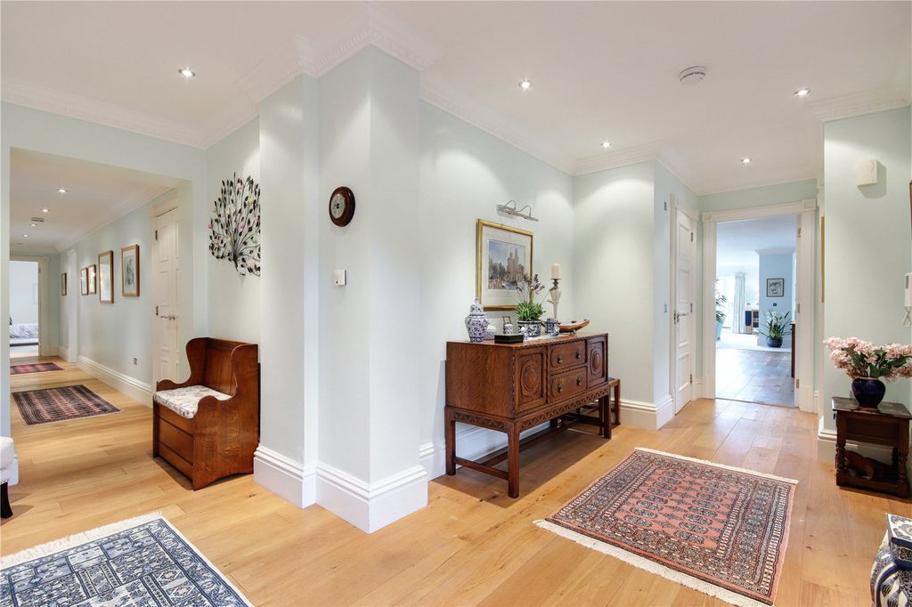 Property photo 3 of 29 Entrance Hall