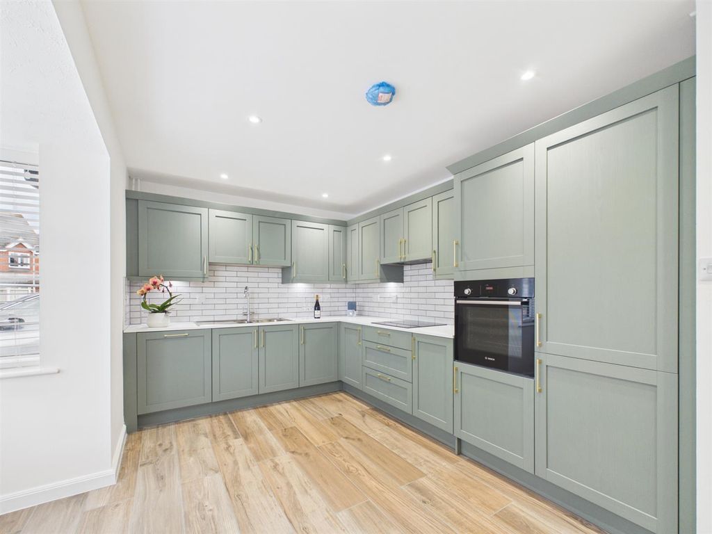 Property photo 3 of 11 Kitchen