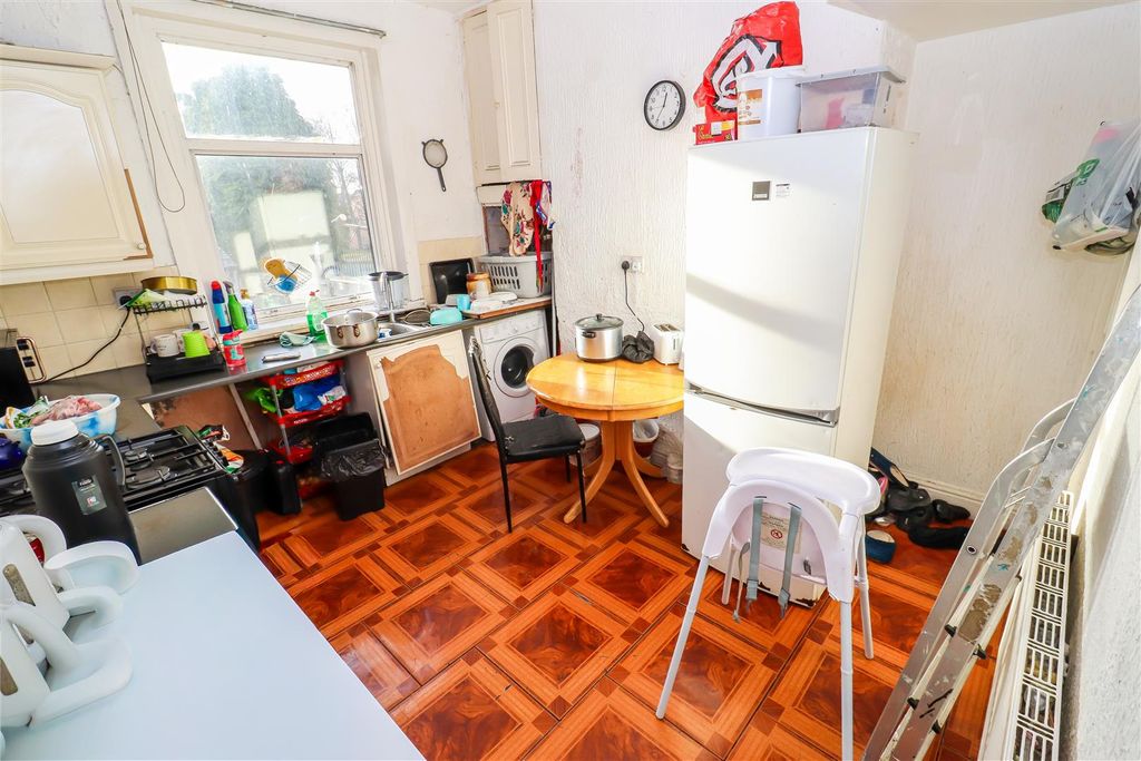 Property photo 3 of 6 Kitchen