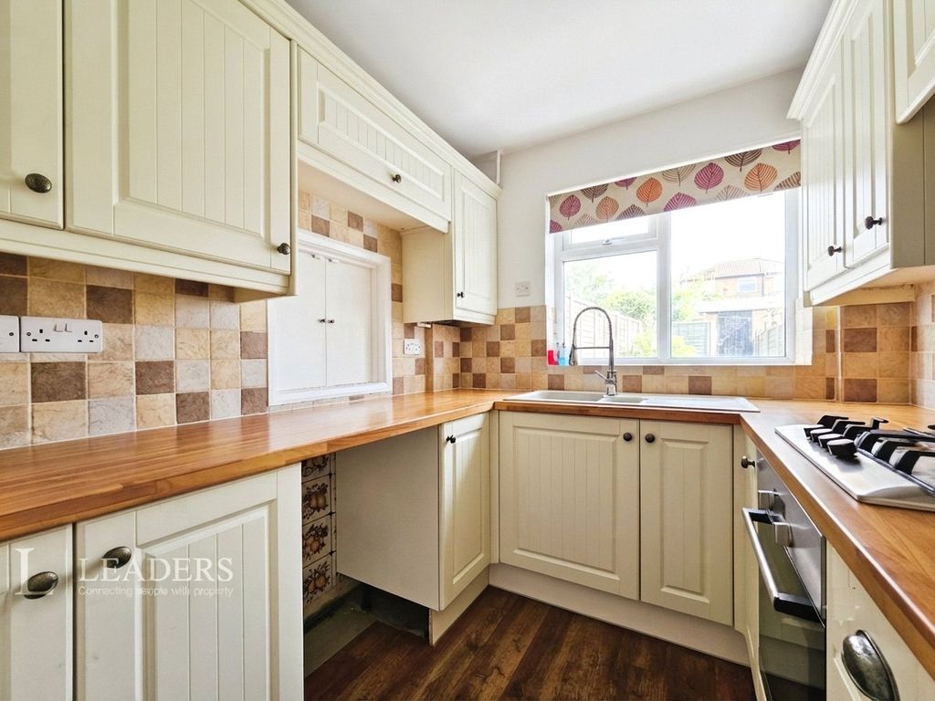 Property photo 3 of 11 Kitchen