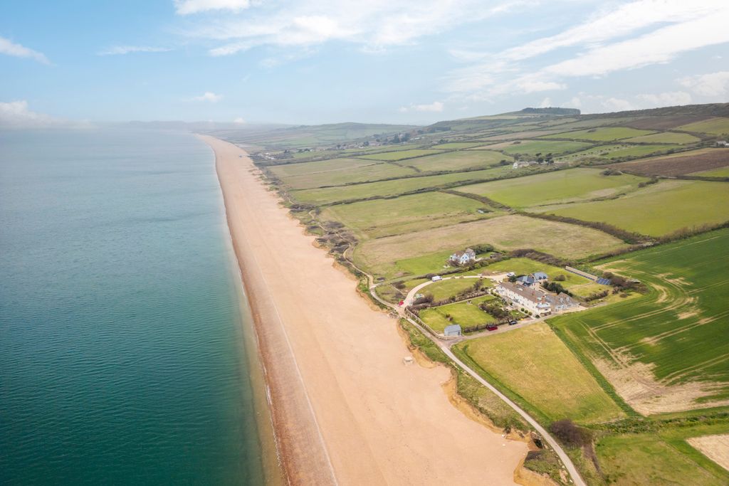 Property photo 2 of 17 Chesil Beach