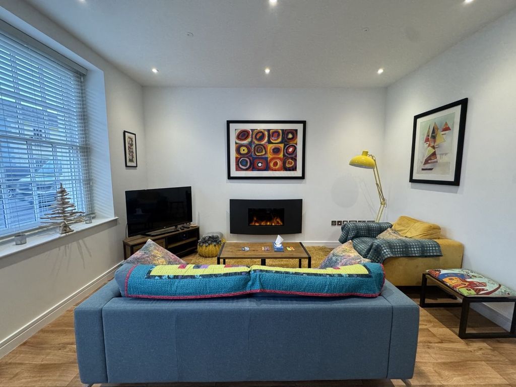 Property photo 3 of 27