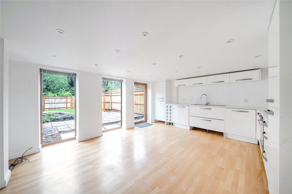 Property photo 3 of 8 Kitchen