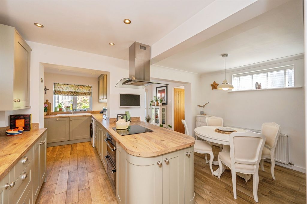 Property photo 3 of 19 Kitchen/Dining Room