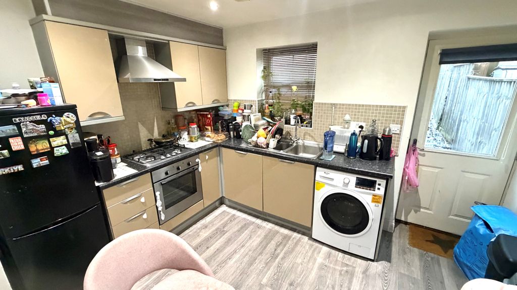 Property photo 3 of 8 Kitchen