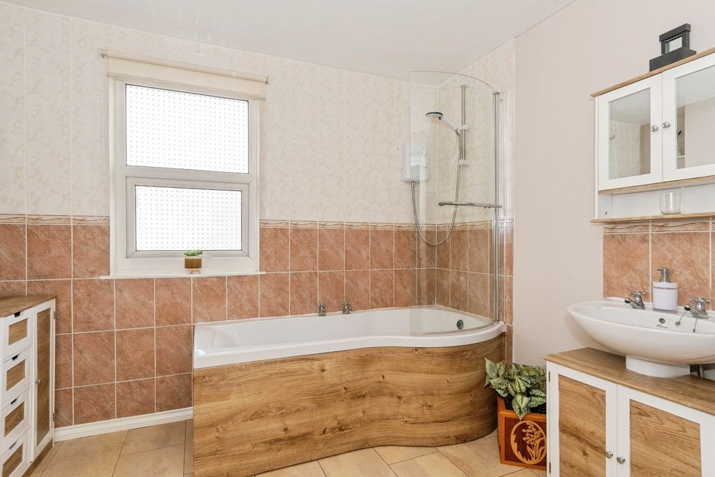 Property photo 2 of 18 Bathroom