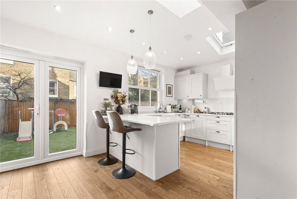 Property photo 3 of 9 Kitchen