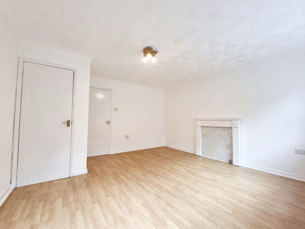 Property photo 2 of 7 Living Room