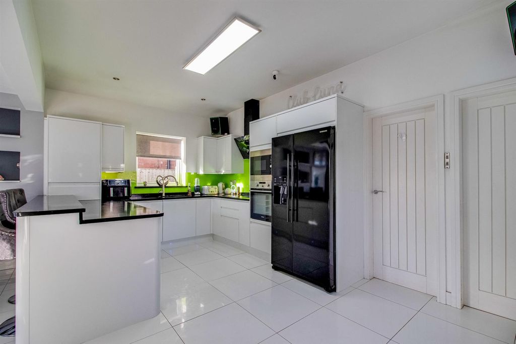 Property photo 3 of 14 Kitchen Breakfast Room