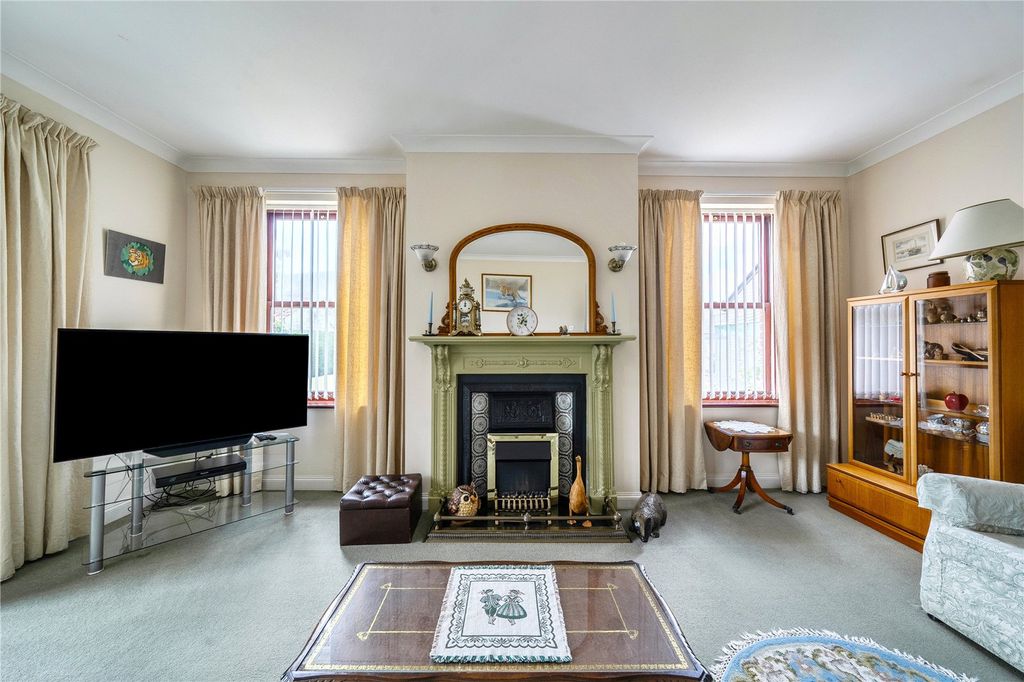 Property photo 3 of 31 Sitting Room