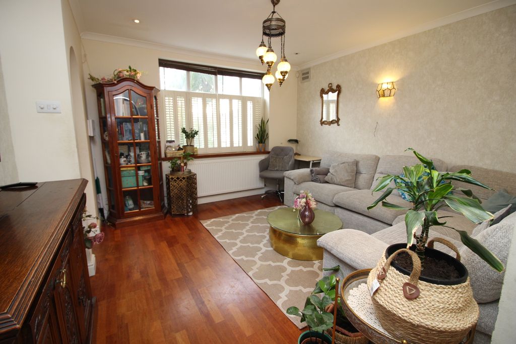 Property photo 2 of 23 Lounge