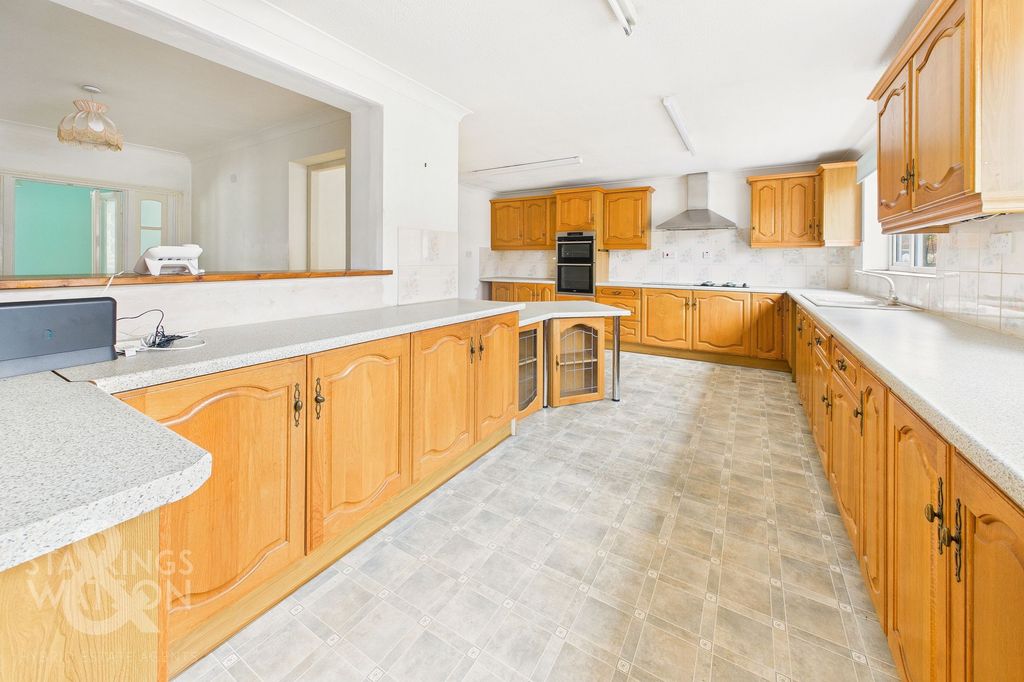 Property photo 2 of 32