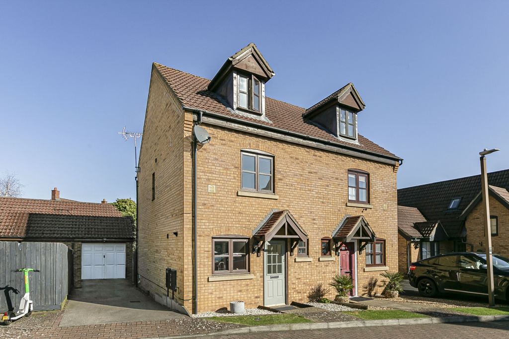 Property photo 1 of 12 8 Berrington Grove Front