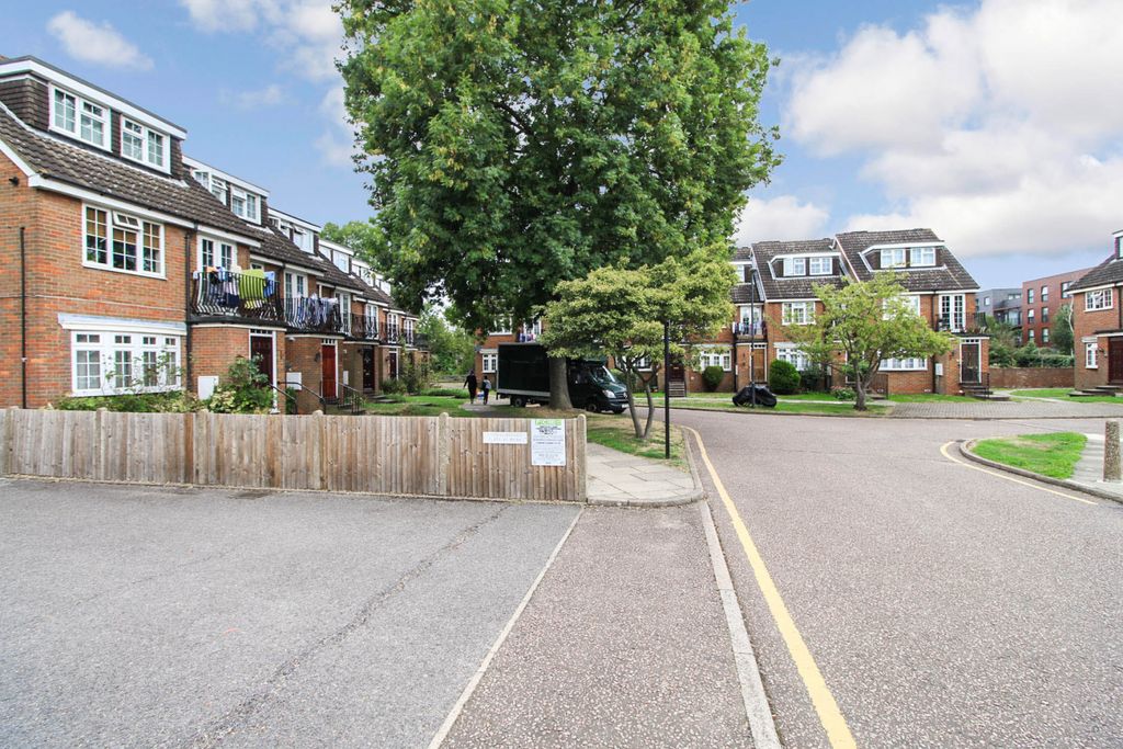 Property photo 1 of 12 Three Bedroom 1st Floor Split Level Maisonette To Rent