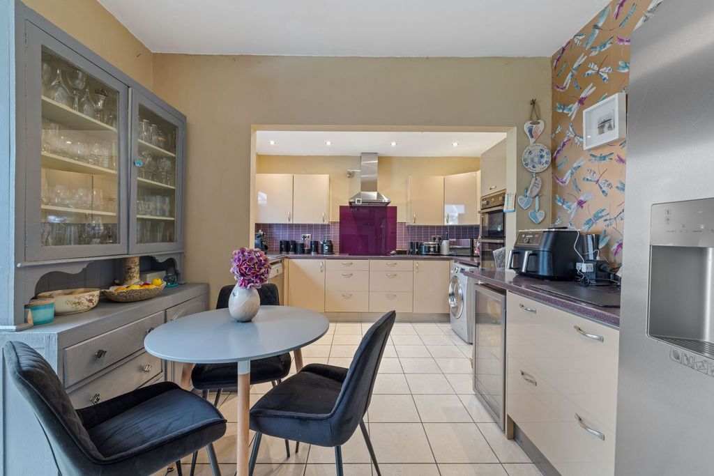 Property photo 3 of 33