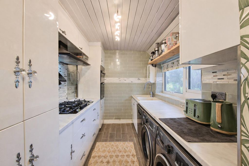 Property photo 2 of 10 Kitchen