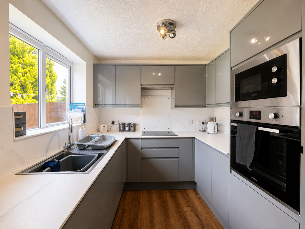 Property photo 3 of 12 Kitchen