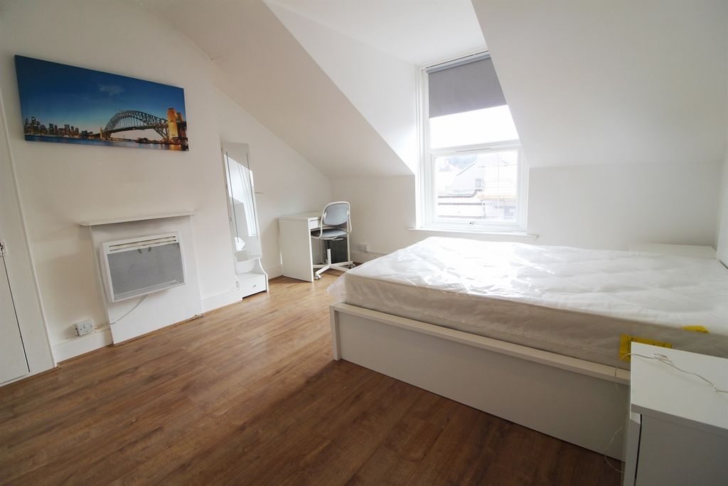 Property photo 3 of 5 Bedroom