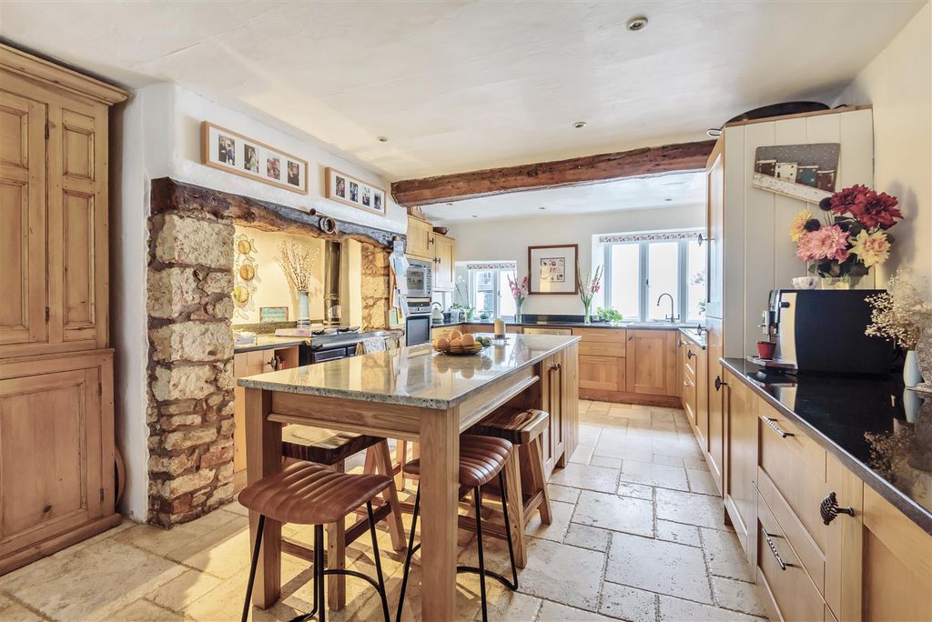 Property photo 3 of 18 Kitchen