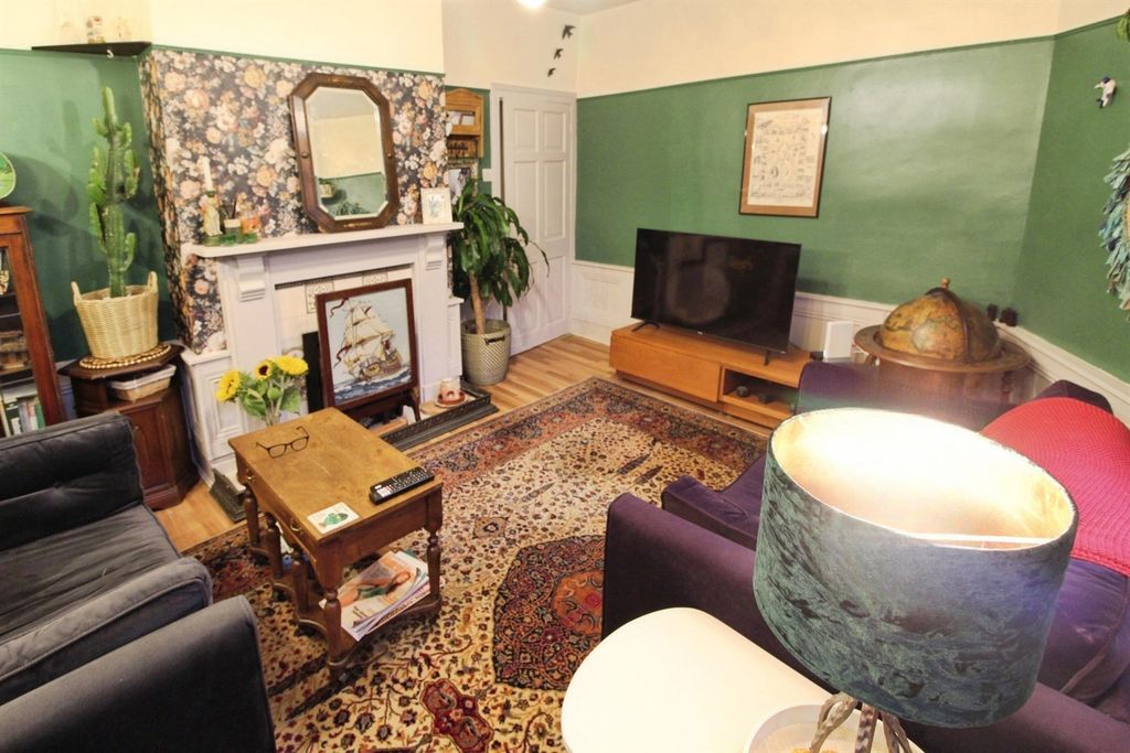Property photo 2 of 12 Lounge