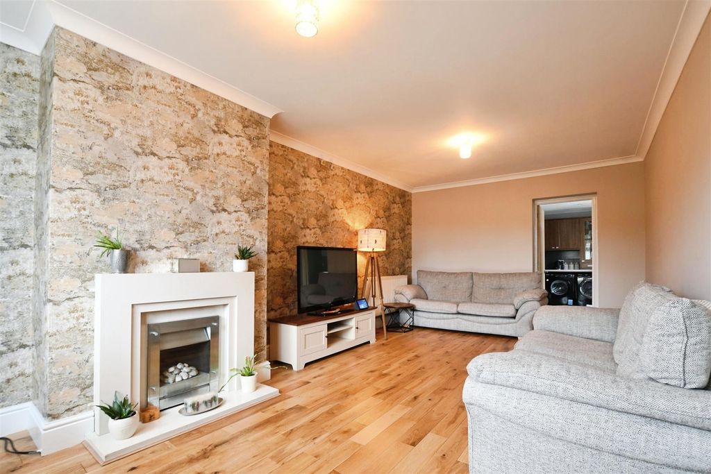 Property photo 2 of 15 Lounge