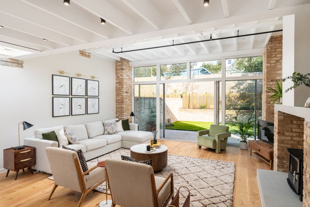Property photo 2 of 20 4049765
