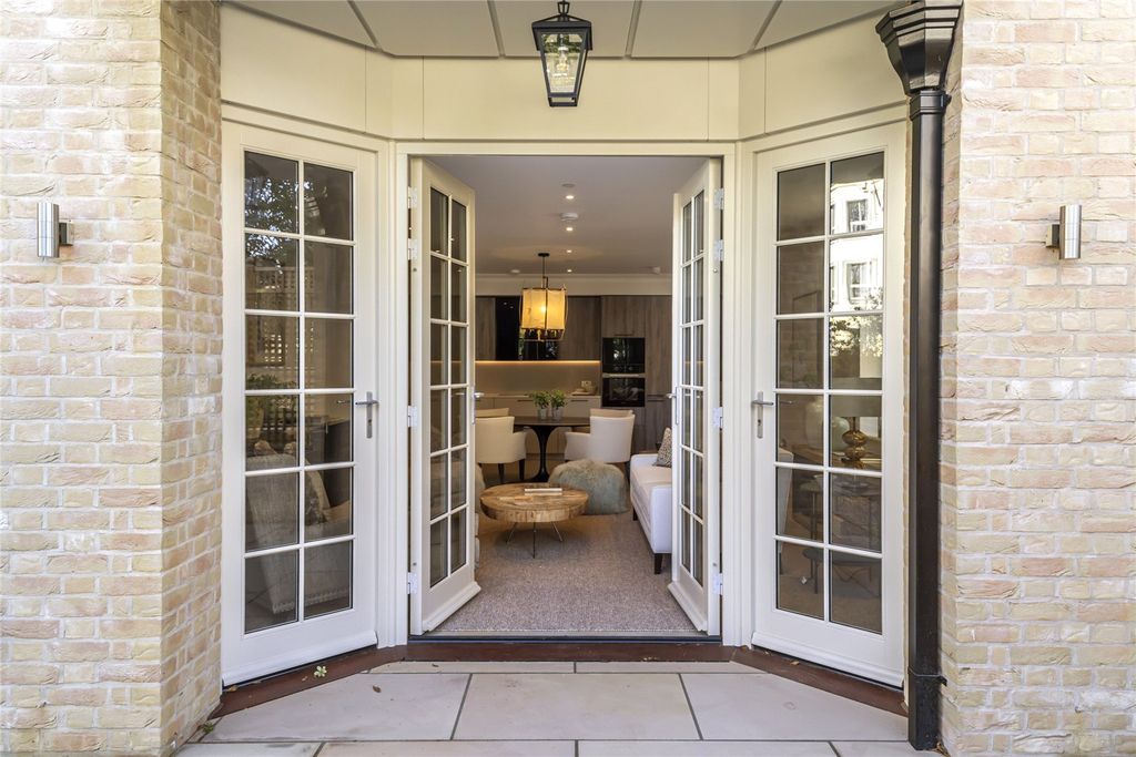 Property photo 3 of 23 Show Apartment