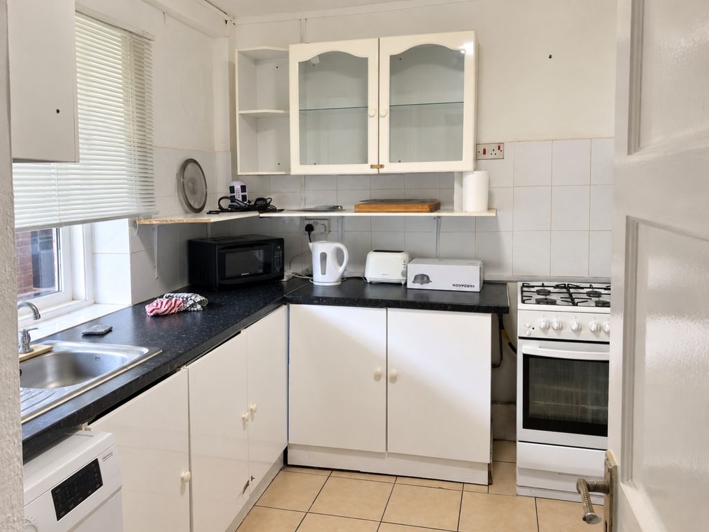 Property photo 3 of 11 Kitchen
