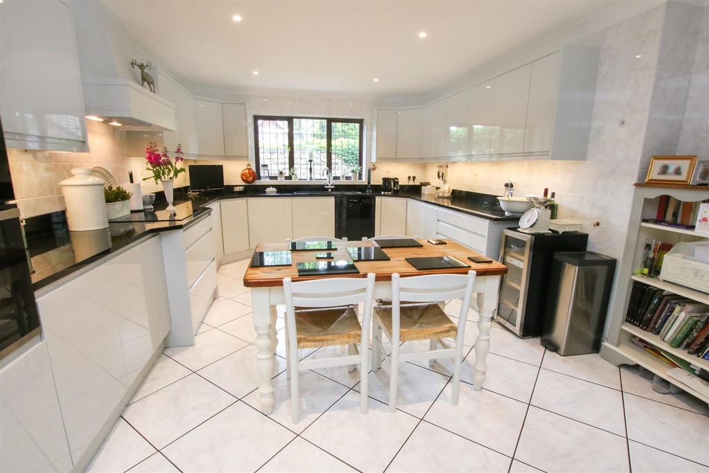 Property photo 3 of 34 Breakfast Kitchen