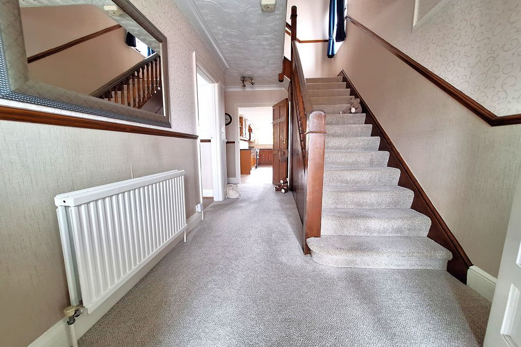 Property photo 3 of 28 Entrance Hall
