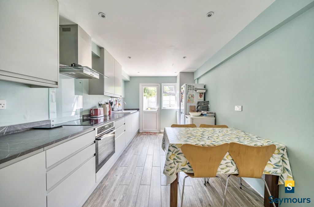 Property photo 3 of 19 Kitchen/Breakfast