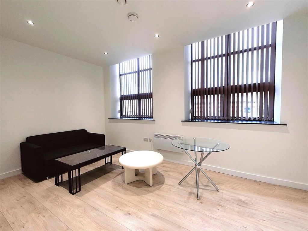 Property photo 1 of 8 Lounge / Kitchewn