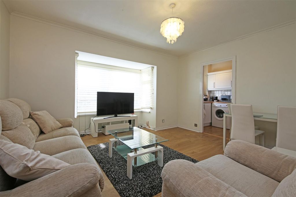Property photo 2 of 7 Carters Close Kt4 Reception