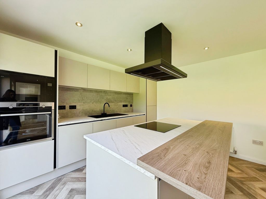 Property photo 3 of 21 Kitchen Aspect