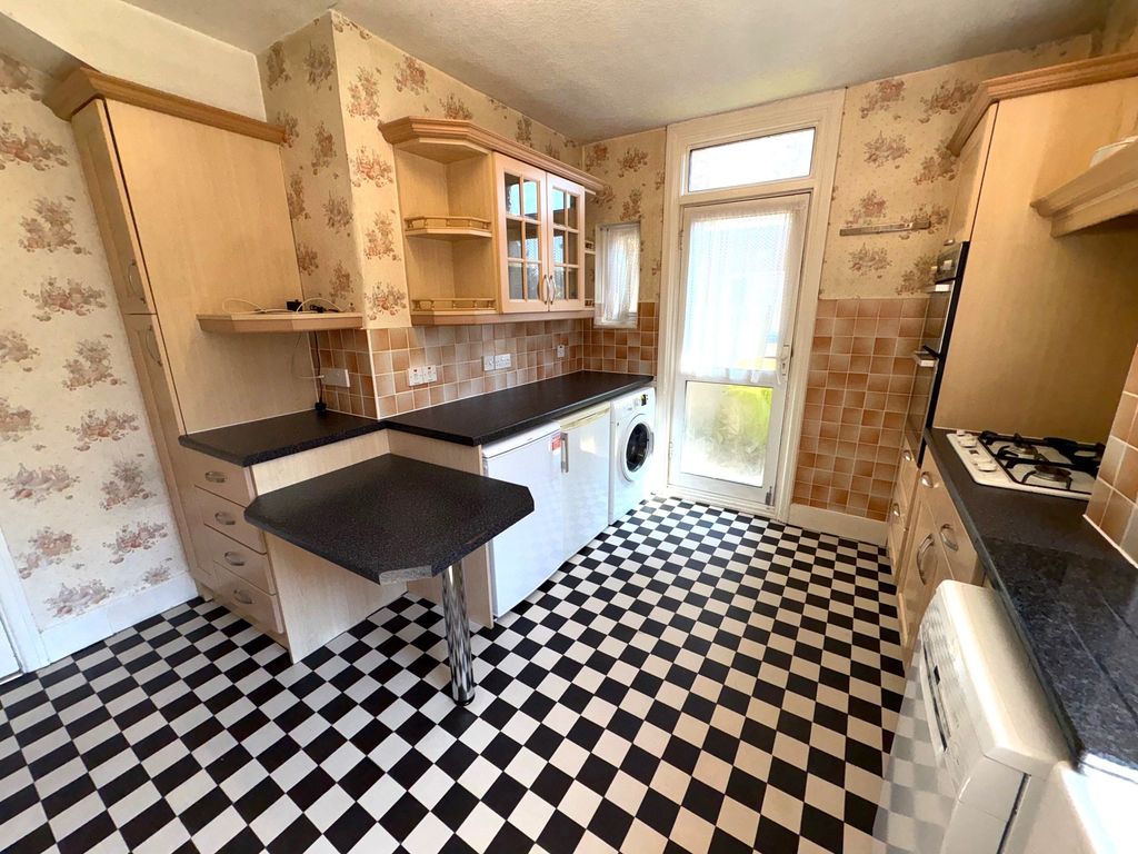 Property photo 3 of 15 139Torbaykitchen2