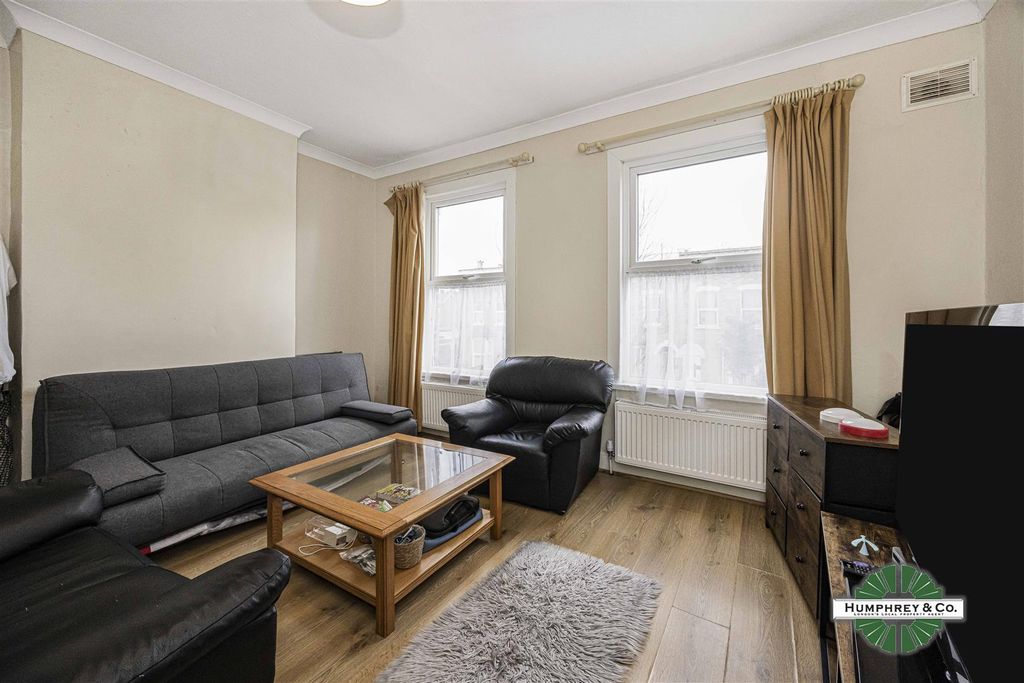 Property photo 2 of 8 56B Leonard Road Forest Gate -007.Jpg