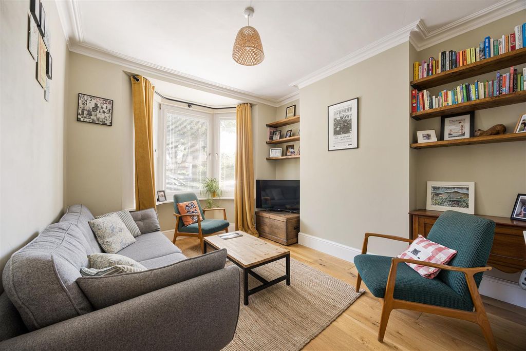Property photo 2 of 34 Cobden Road, E11