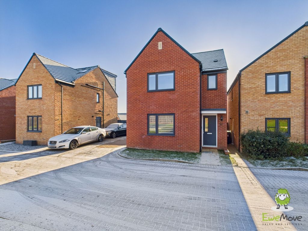 Property photo 1 of 28 Ewemove Estate Agents Basingstoke - 22 Lady Margar