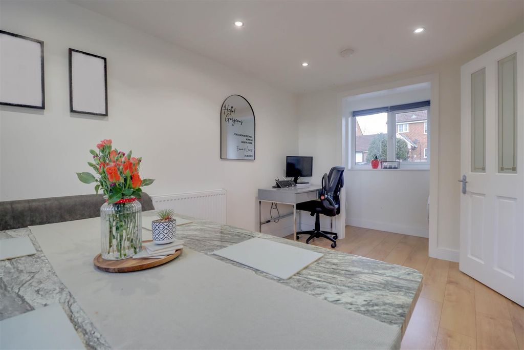 Property photo 2 of 18 34 Roding Way-9.Jpg