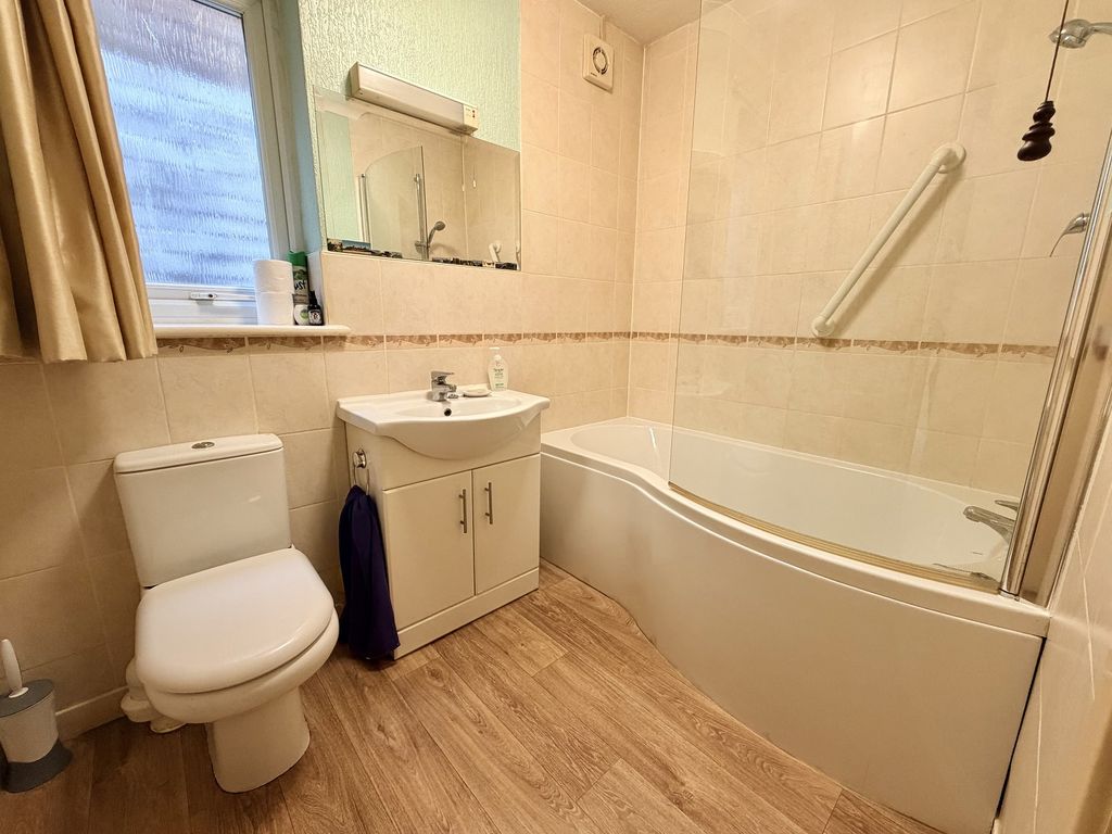 Property photo 3 of 11 Bathroom
