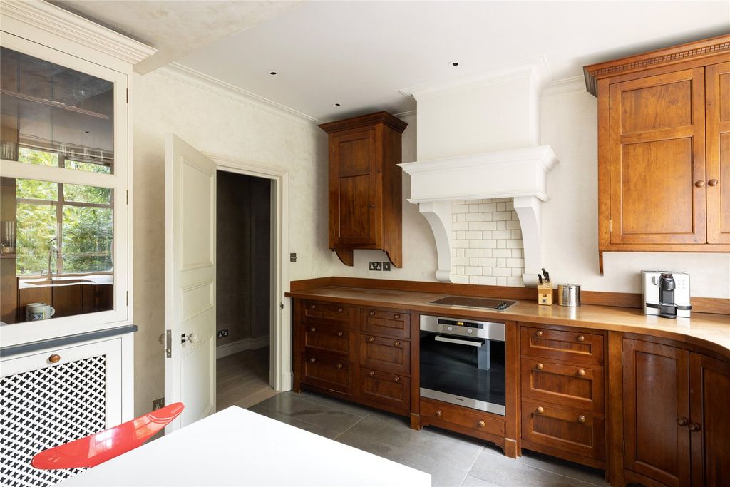 Property photo 3 of 10 Kitchen