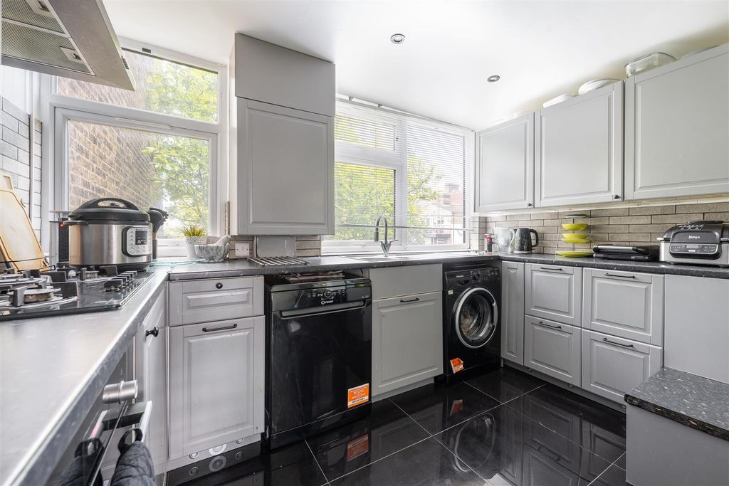 Property photo 3 of 18 Lonsdale Road, E11