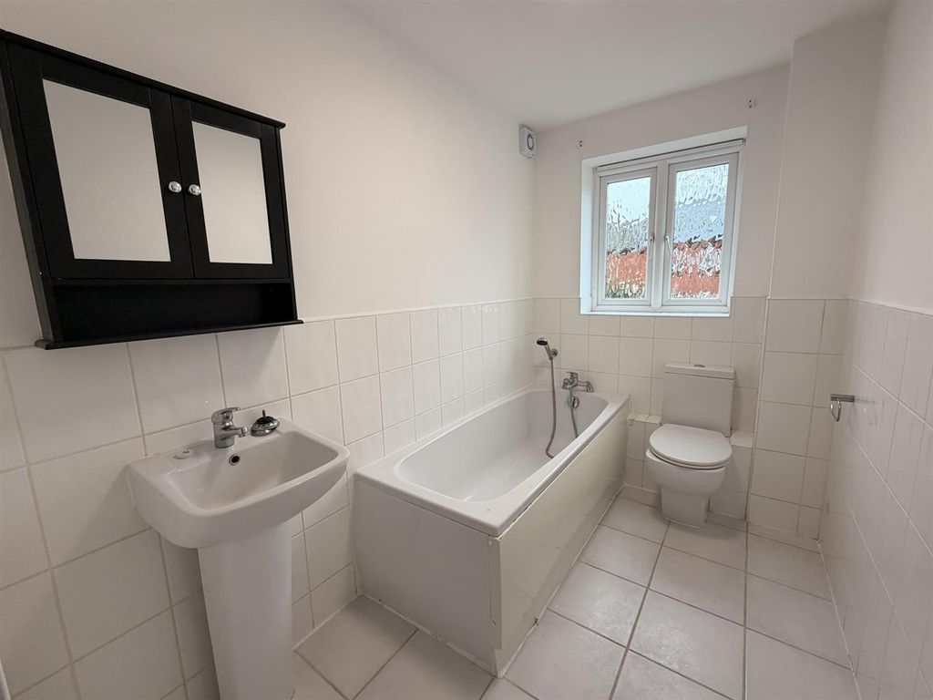 Property photo 2 of 6 Bathroom.Jpeg